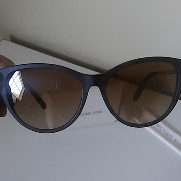 Michael Kors Sunglasses in excellent condition - Picture 5 of 7
